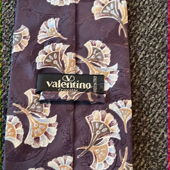 Valentino Italian 100% Silk Eggplant Purple Men’s Tie w/ Handheld Fan Design - Picture 8 of 16
